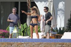 Кейт Бекинсейл в бикини возле бассейна фото #11