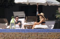 Кейт Бекинсейл в бикини возле бассейна фото #12