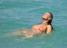 Джоанна Крупа случайно показала грудь на пляже фото #12