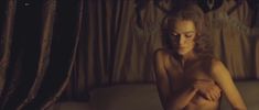 Голая сиська Киры Найтли в фильме «Герцогиня» фото #3