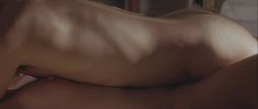 Голая Шарлиз Терон в фильме «Голова в облаках» фото #5