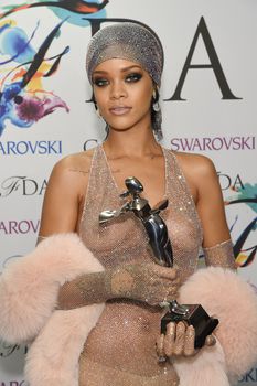 Голые сиськи Рианны в просвечивающем платье на CFDA Fashion Awards фото #17