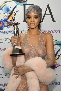 Голые сиськи Рианны в просвечивающем платье на CFDA Fashion Awards фото #18