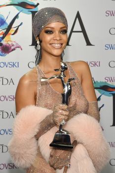 Голые сиськи Рианны в просвечивающем платье на CFDA Fashion Awards фото #19