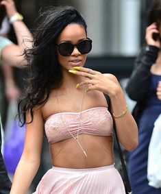 Соблазнительные соски Рианны в прозрачном лифчике фото #4