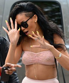 Соблазнительные соски Рианны в прозрачном лифчике фото #7