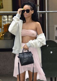 Соблазнительные соски Рианны в прозрачном лифчике фото #11