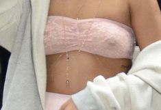 Соблазнительные соски Рианны в прозрачном лифчике фото #14