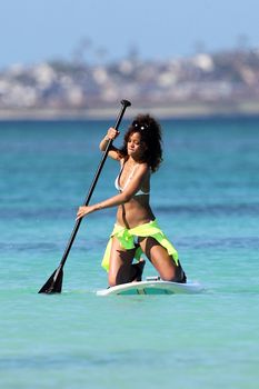 Спортивное тело Рианны в белом бикини на Гавайях фото #8