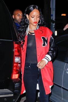 Рианна случайно засветила грудь возле клуба фото #1