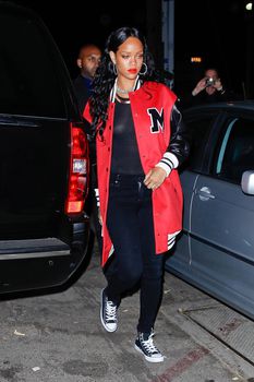 Рианна случайно засветила грудь возле клуба фото #2