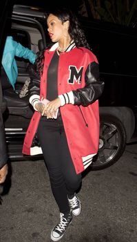 Рианна случайно засветила грудь возле клуба фото #3