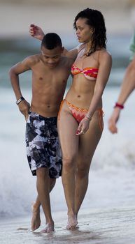 Горячая Рианна в купальнике в Барбадосе фото #8