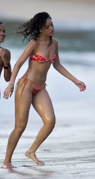 Горячая Рианна в купальнике в Барбадосе фото #11