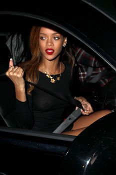 Рианна без бюстгальтера возле клуба фото #7