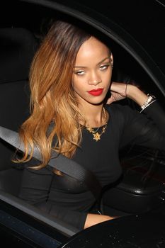 Рианна без бюстгальтера возле клуба фото #8