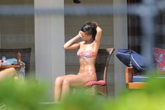 Рианна загорает на Гавайях фото #4