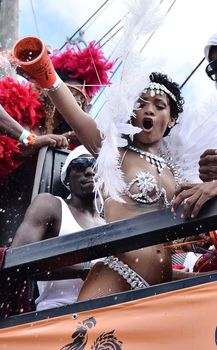 Рианна в откровенном наряде на карнавале в Барбадосе фото #5