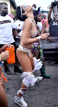 Рианна в откровенном наряде на карнавале в Барбадосе фото #14