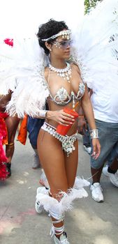 Рианна в откровенном наряде на карнавале в Барбадосе фото #21