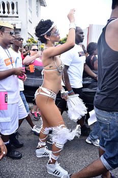 Рианна в откровенном наряде на карнавале в Барбадосе фото #24