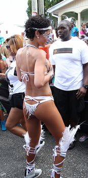 Рианна в откровенном наряде на карнавале в Барбадосе фото #28