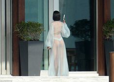 Рианна топлесс на съемке клипа Needed Me фото #2