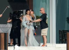 Рианна топлесс на съемке клипа Needed Me фото #5