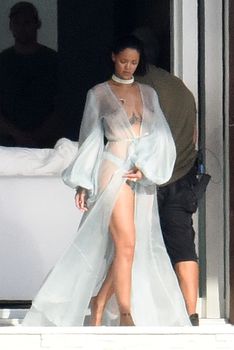 Рианна топлесс на съемке клипа Needed Me фото #12