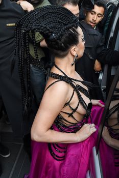 Леди Гага без лифчика в Париже фото #2