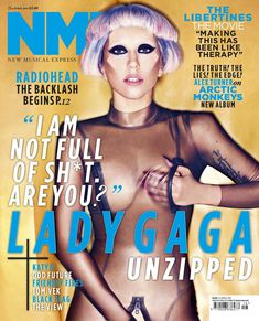 Леди Гага прикрывает рукой интимные места в журнале NME фото #1