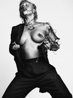 Леди Гага показала сиську для журнала Vogue фото #1