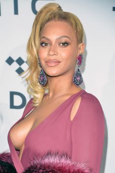 Открытое декольте Бейонсе на TIDAL X 10/20 фото #1