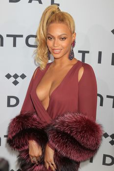 Открытое декольте Бейонсе на TIDAL X 10/20 фото #2