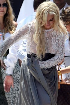 Линдси Лохан в прозрачных трусиках на фотосете фото #3