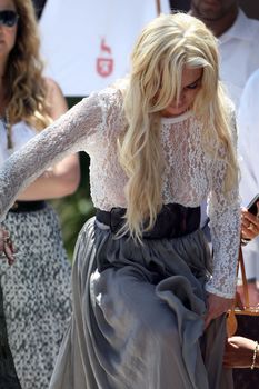 Линдси Лохан в прозрачных трусиках на фотосете фото #4