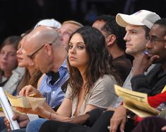 Глубокий вырез Милы Кунис на матче «Лос-Анджелес Лейкерс» фото #1