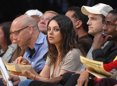 Глубокий вырез Милы Кунис на матче «Лос-Анджелес Лейкерс» фото #2