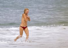 Шаловливая Памела Андерсон без купальника на пляже фото #5