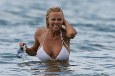 Большие мокрые сиськи Памелы Андерсон в купальнике на Гавайях фото #2