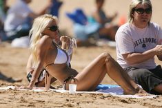 Большие мокрые сиськи Памелы Андерсон в купальнике на Гавайях фото #5