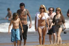 Большие мокрые сиськи Памелы Андерсон в купальнике на Гавайях фото #14