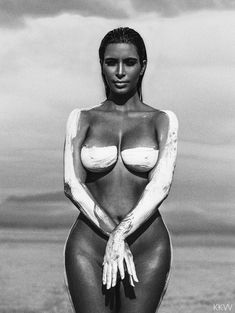 Обнаженная Ким Кардашьян в фотосессии в пустыни фото #3