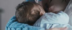Ева Грин кормит сиськой в фильме «Чрево» фото #1