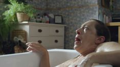 Голая грудь Алекс Кингстон в сериале «Дом на окраине» фото #1