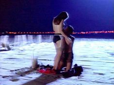 Алисия Сильверстоун засветила грудь в фильме «Крутые и чокнутые» фото #4