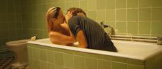 Ана де Армас засветила грудь в фильме «За пригоршню поцелуев» фото #2
