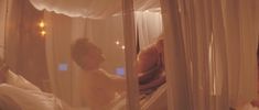 Голая грудь Анджелины Джоли в фильме «Киборг 2. Стеклянная тень» фото #4
