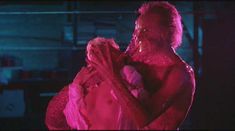 Барбара Крэмптон показала грудь в фильме «Извне» фото #1