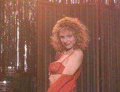 Голая Барбара Элин Вудс в фильме «Танец со смертью» фото #1